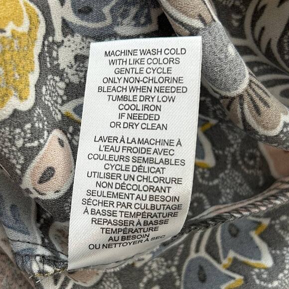 Tahari Plus Size V-Neck Blouse Size 1X Gray Floral Georgette Popover Pullover - Picture 11 of 11